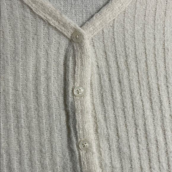 Hollister Cream Ribbed Knit Sweater - Picture 3 of 4